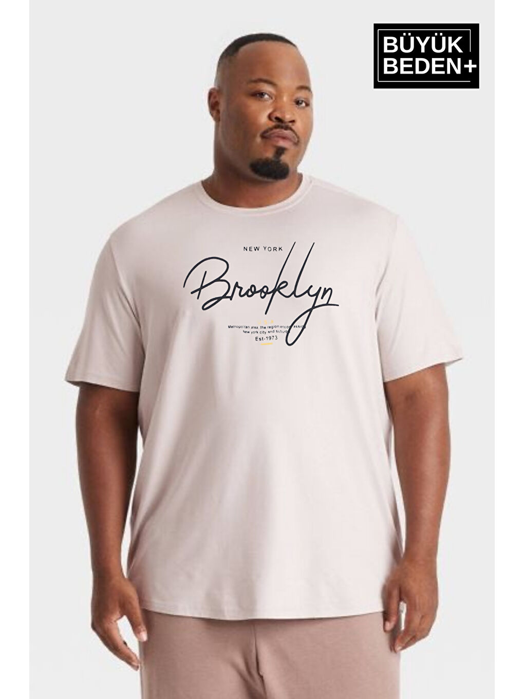 Bej Erkek Büyük Beden El Yazılı Brooklyn Baskılı Bisiklet Yaka Tişört SPR25BTS12-1