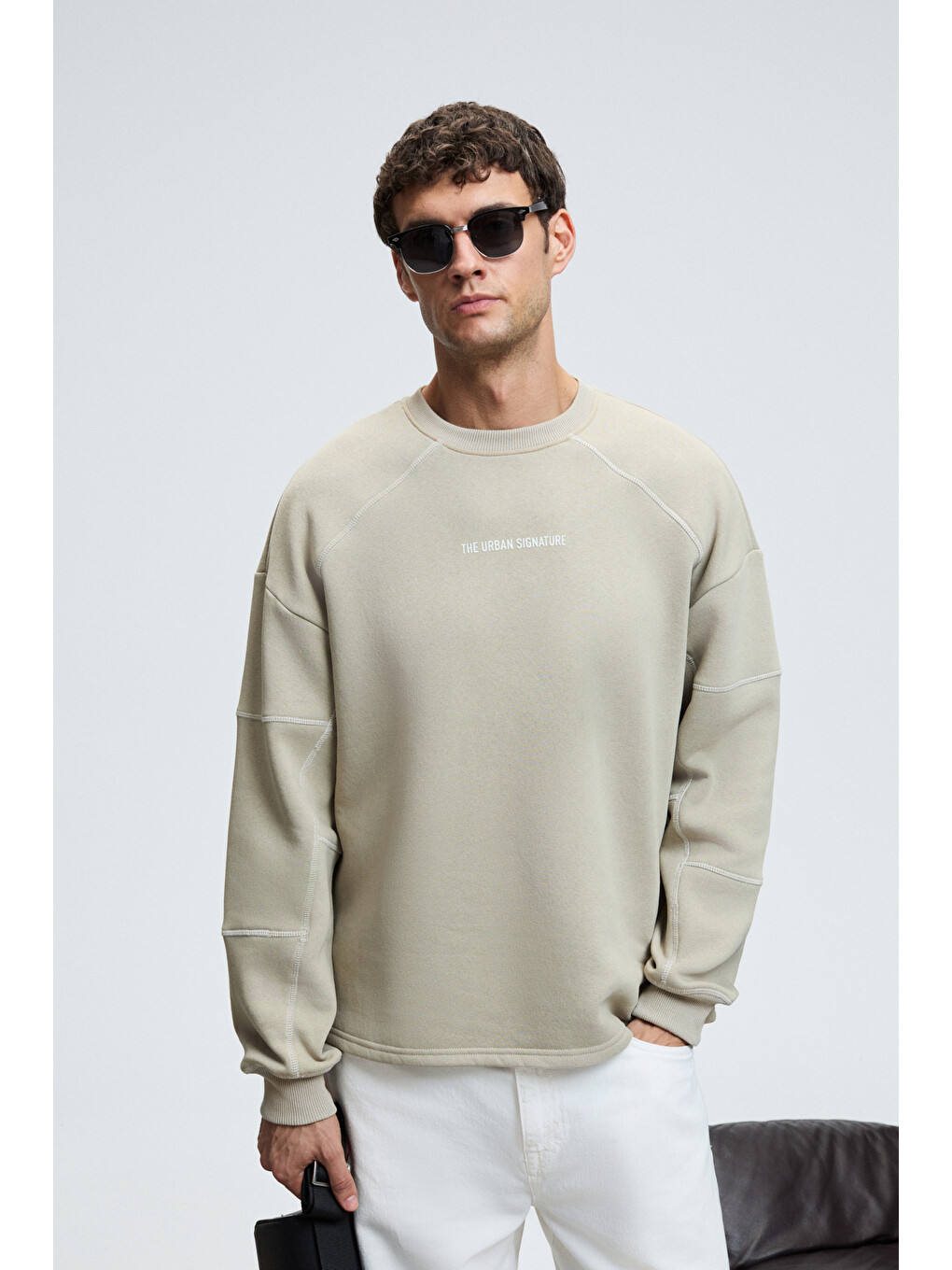 Bej Hal Erkek Yuvarlak Yaka Önünde Ve Kollarında Süs Dikiş Detaylı Baskılı Regular Fit Taş Sweatshirt