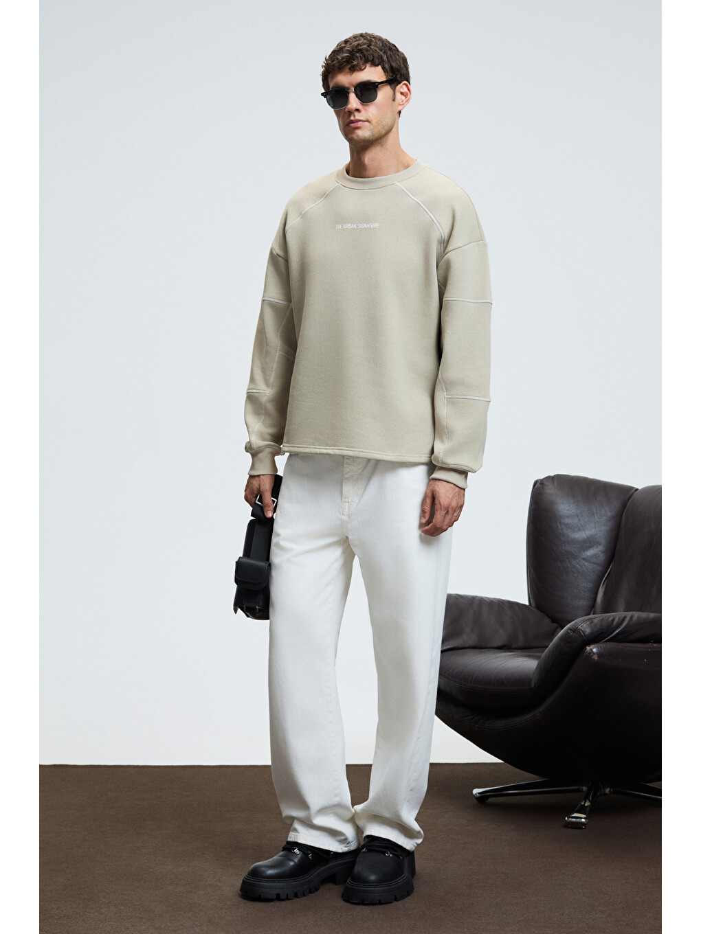 Bej Hal Erkek Yuvarlak Yaka Önünde Ve Kollarında Süs Dikiş Detaylı Baskılı Regular Fit Taş Sweatshirt-1