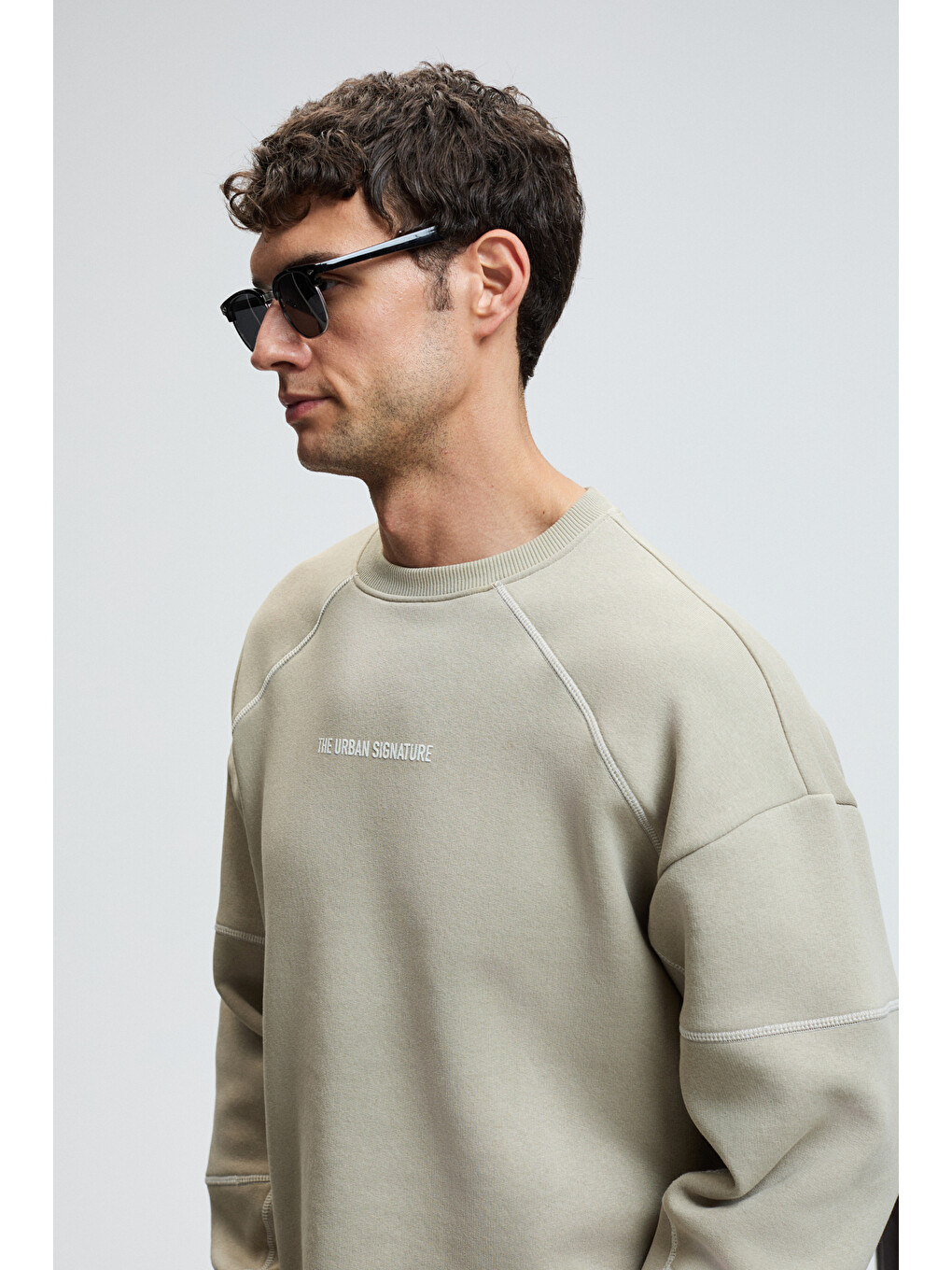 Bej Hal Erkek Yuvarlak Yaka Önünde Ve Kollarında Süs Dikiş Detaylı Baskılı Regular Fit Taş Sweatshirt-3