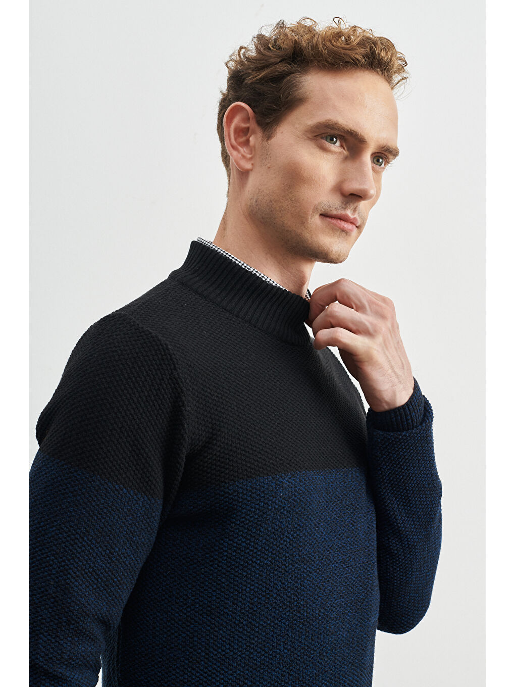 Erkek Petrol-Siyah Recycle Standart Fit Normal Kesim Yarım Balıkçı Yaka Çift Renkli Triko-2