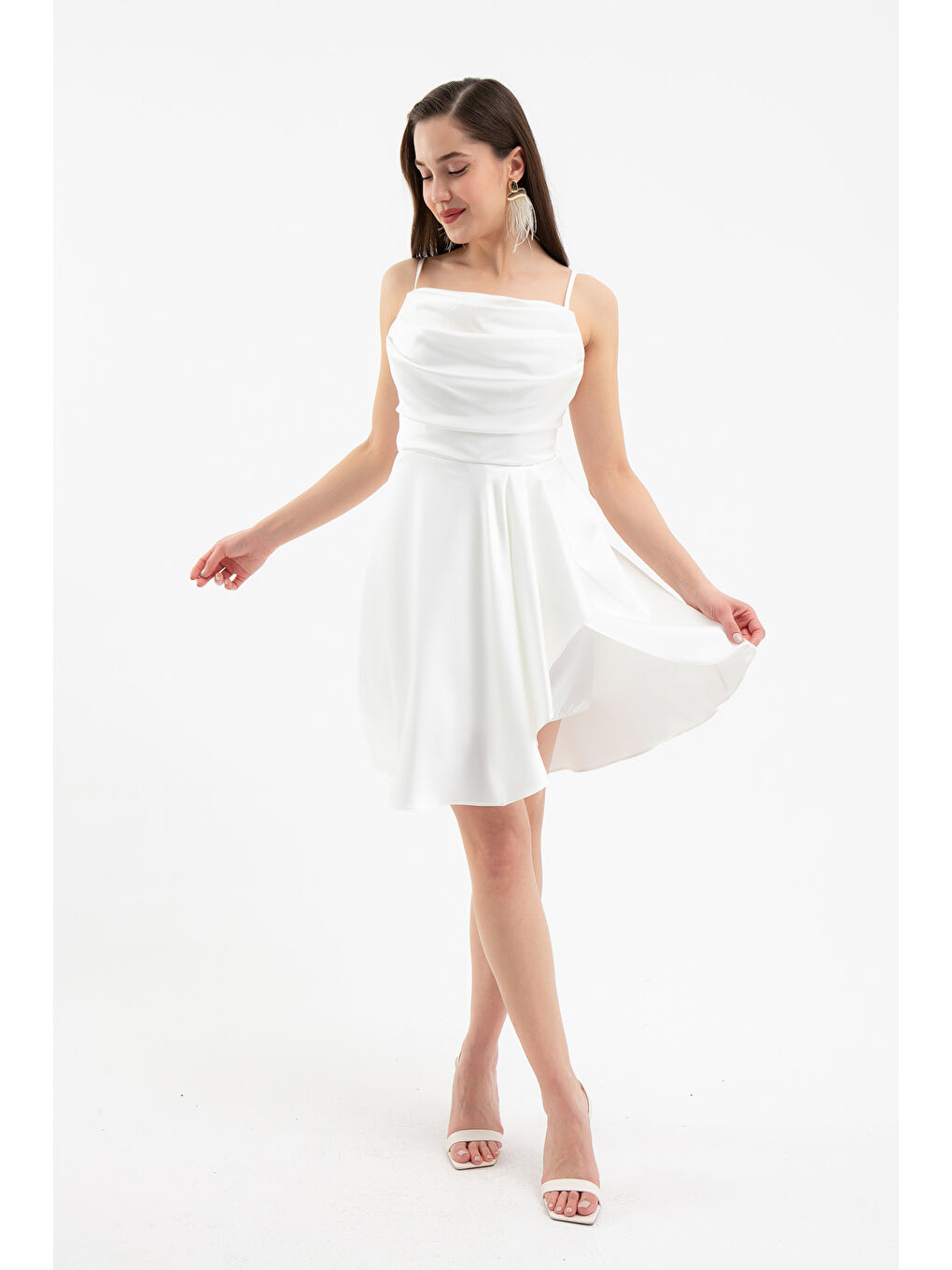 Kadın Beyaz Volanlı Yırtmaçlı Kısa Saten Abiye & Mezuniyet Elbisesi