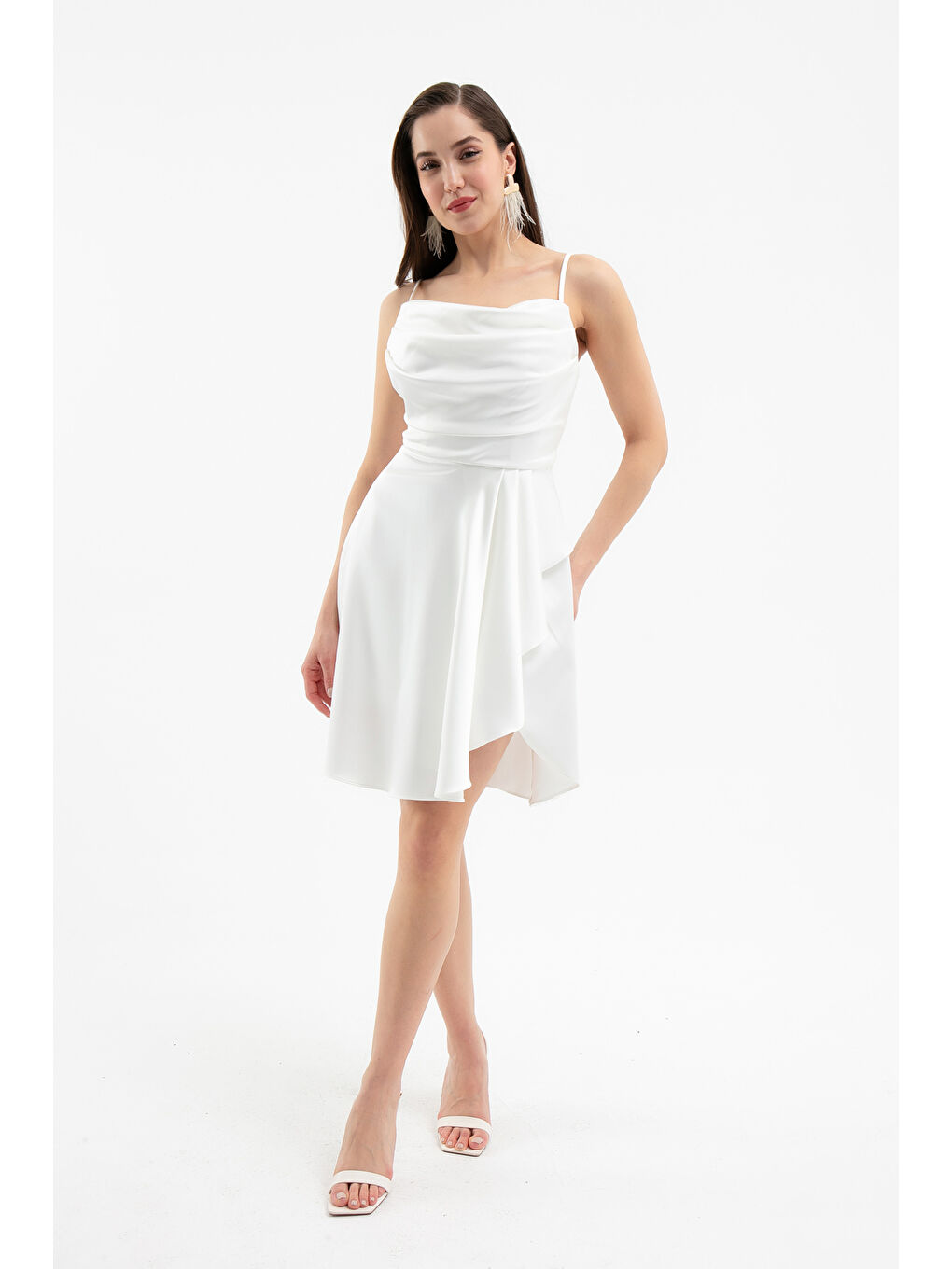 Kadın Beyaz Volanlı Yırtmaçlı Kısa Saten Abiye & Mezuniyet Elbisesi-2