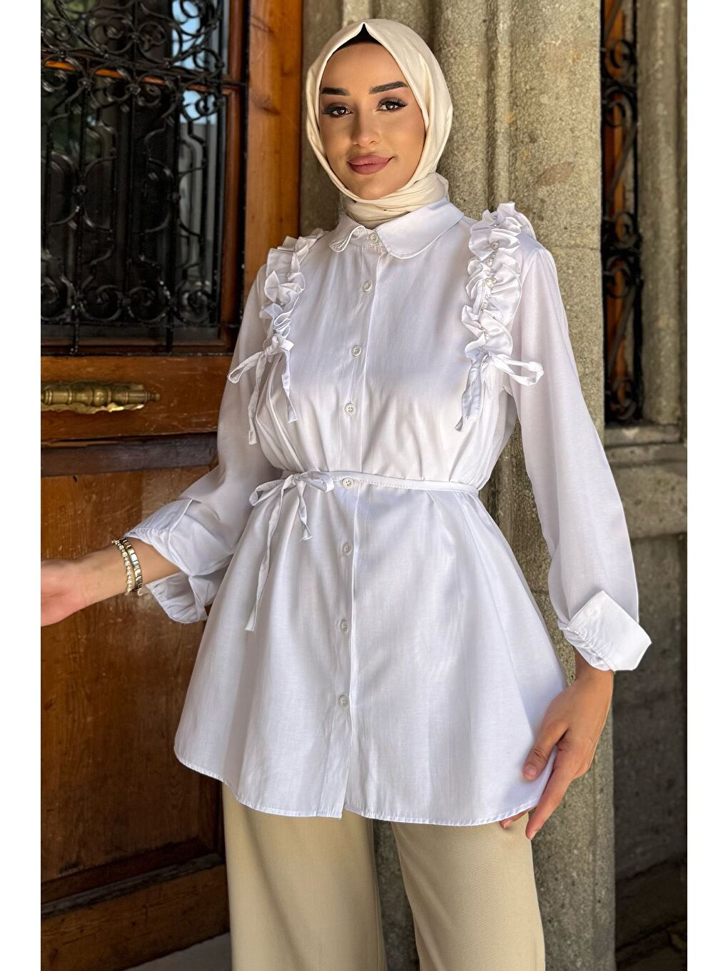 Beyaz Omuz Büzgülü İncili Tesettür Gömlek Tunik-3