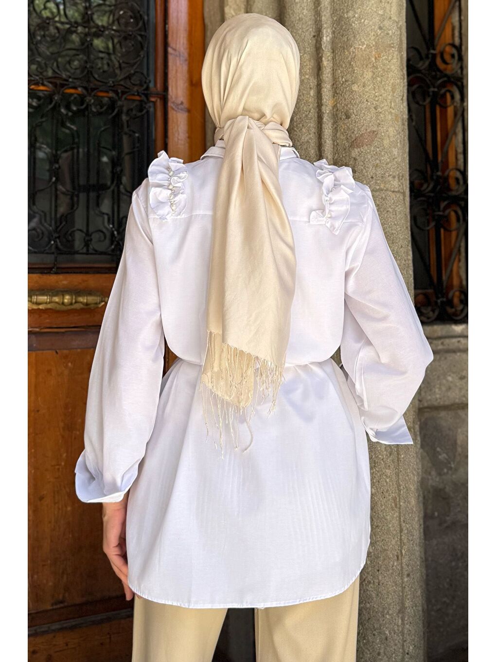 Beyaz Omuz Büzgülü İncili Tesettür Gömlek Tunik-7