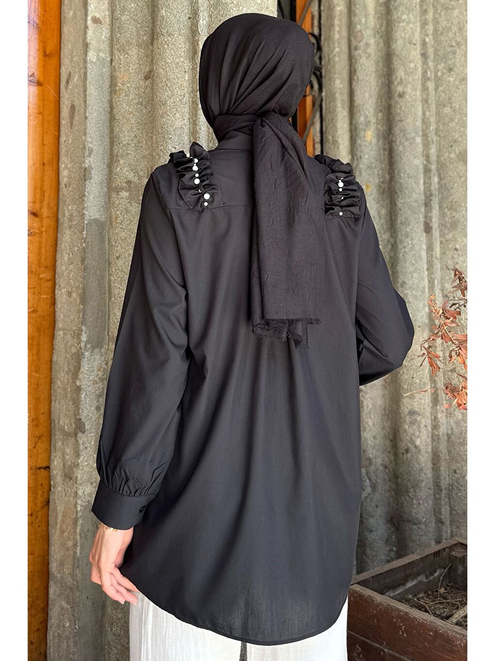 Siyah Omuz Büzgülü İncili Tesettür Gömlek Tunik-6