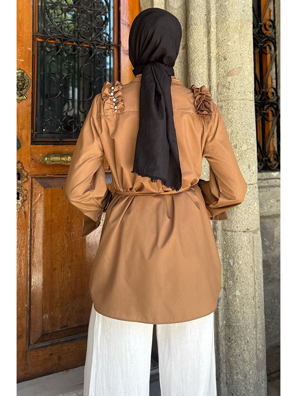 Ekru Omuz Büzgülü İncili Tesettür Gömlek Tunik-7