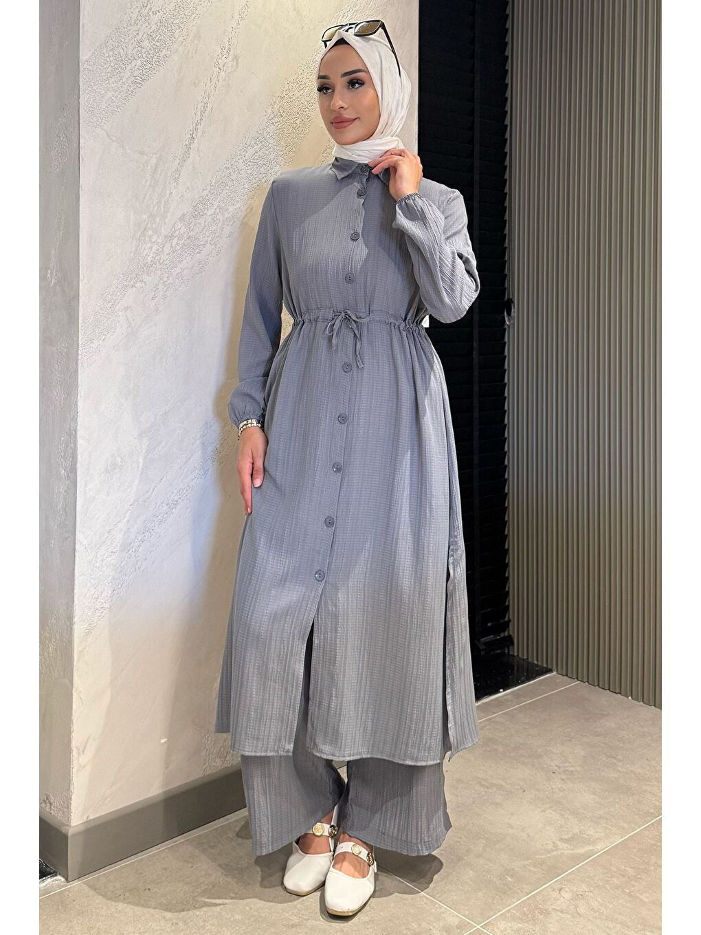 Gri Kendinden Desenli Bel Bağlama Detaylı Tesettür Tunik Pantolon İkili Takım-1