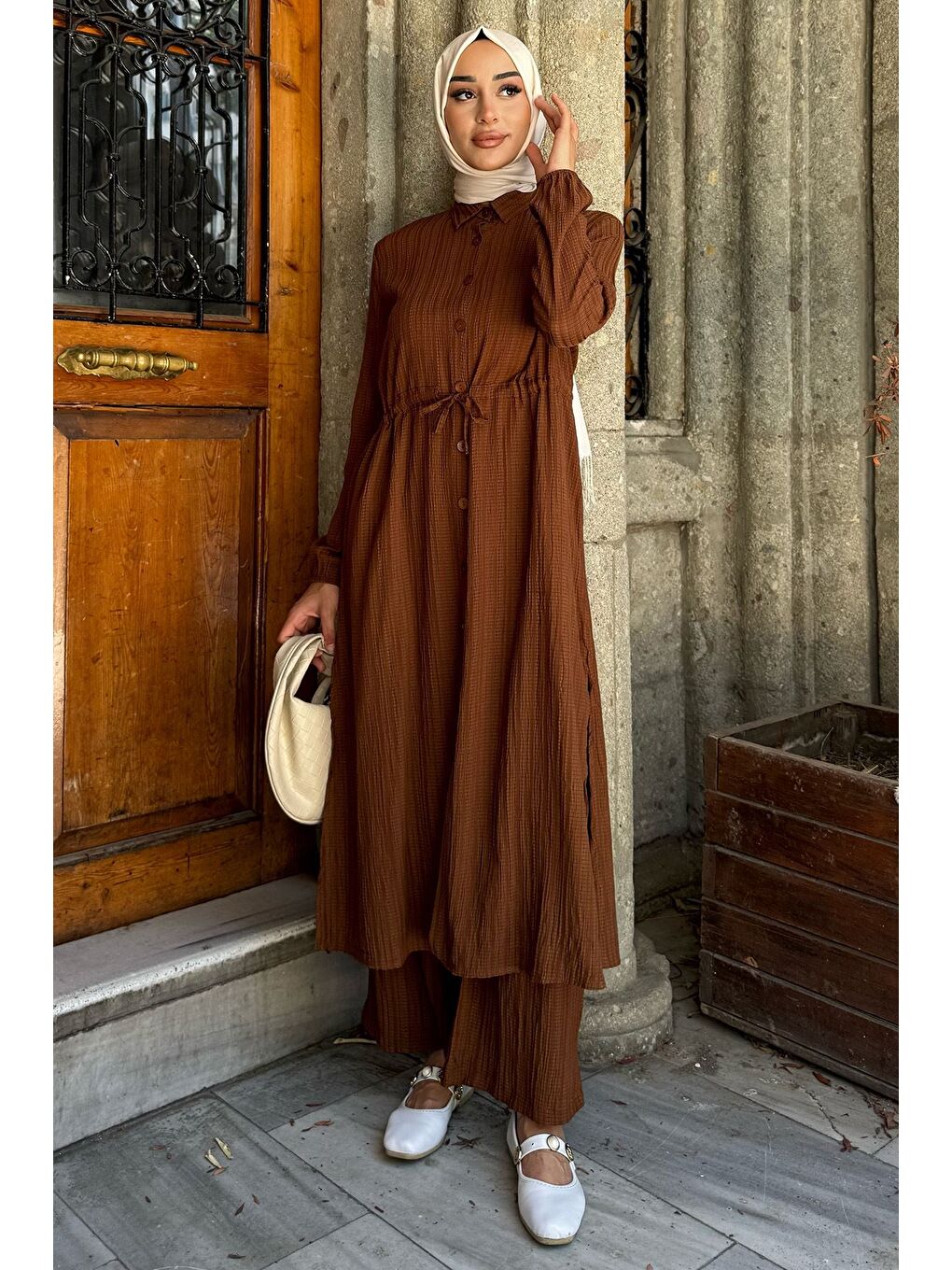 Kahverengi Kendinden Desenli Bel Bağlama Detaylı Tesettür Tunik Pantolon İkili Takım-1