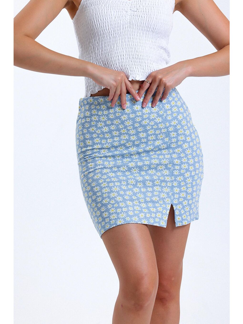 Mavi Yırtmaç Detaylı Çiçek Desenli Elastanlı Mini Boy Etek 1064486-1