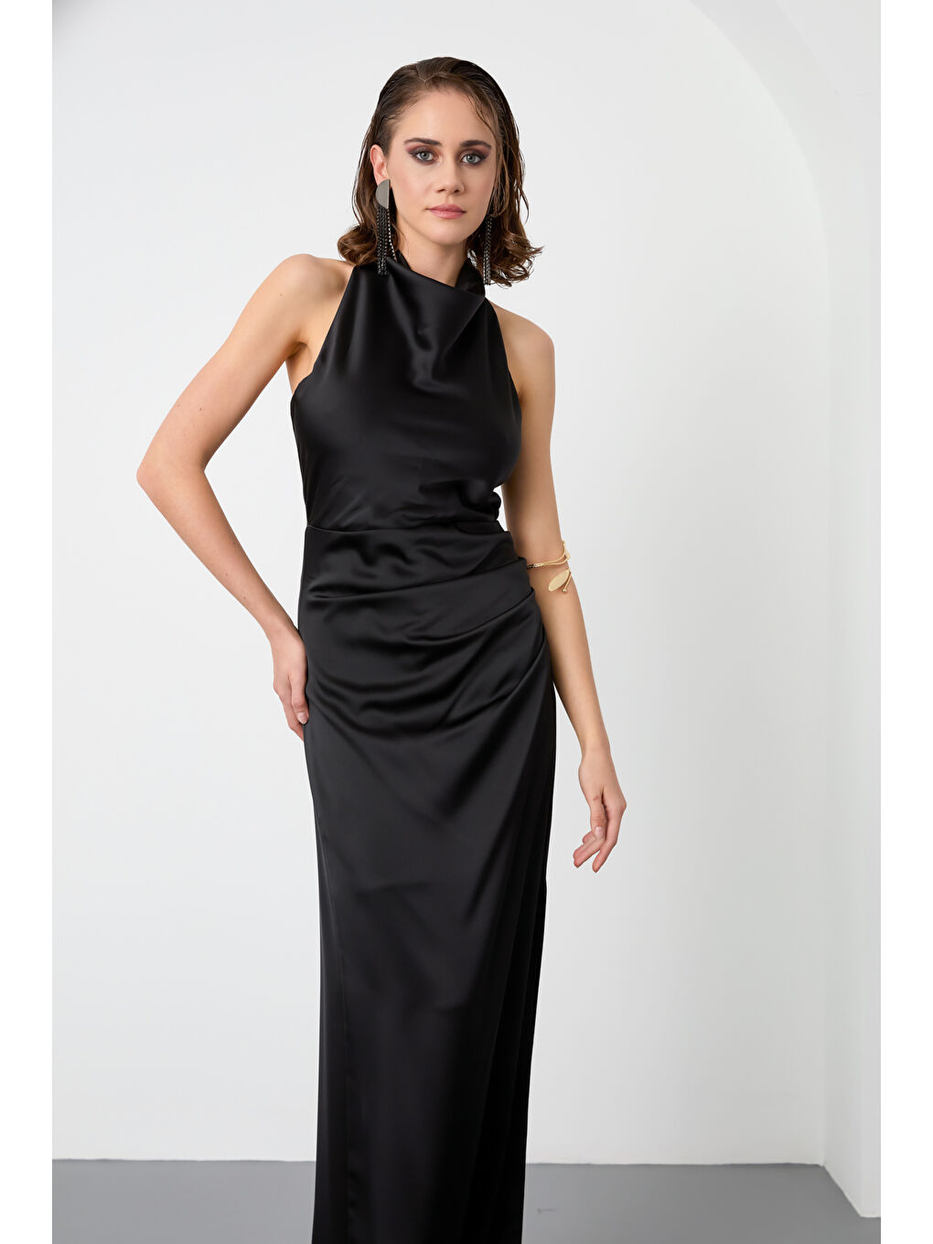 Kadın Siyah Sırt Dekolteli Uzun Saten Abiye Elbise-1