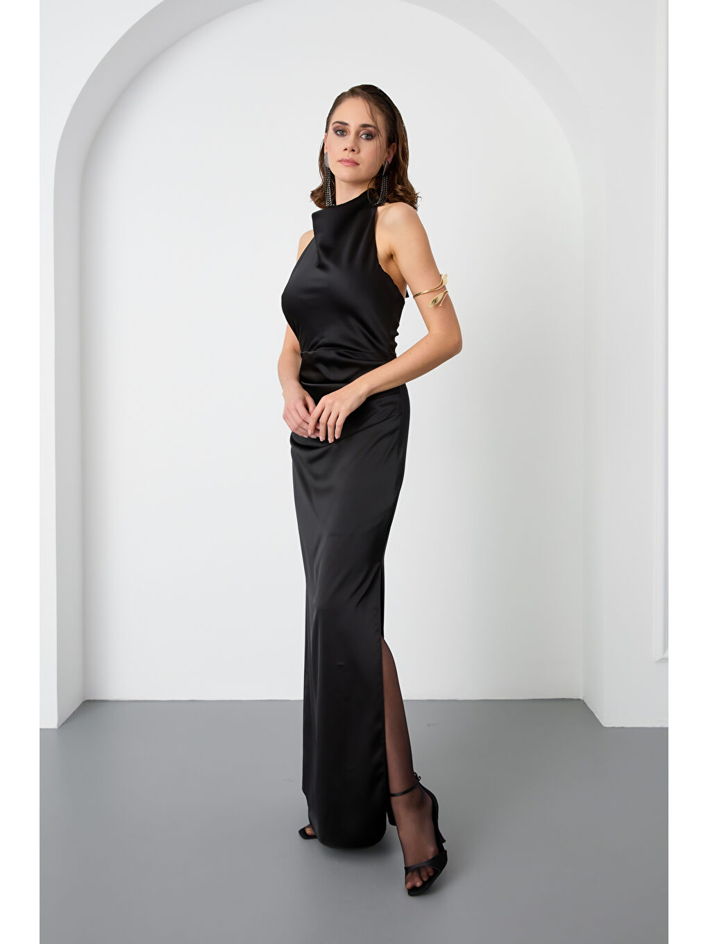 Kadın Siyah Sırt Dekolteli Uzun Saten Abiye Elbise-2