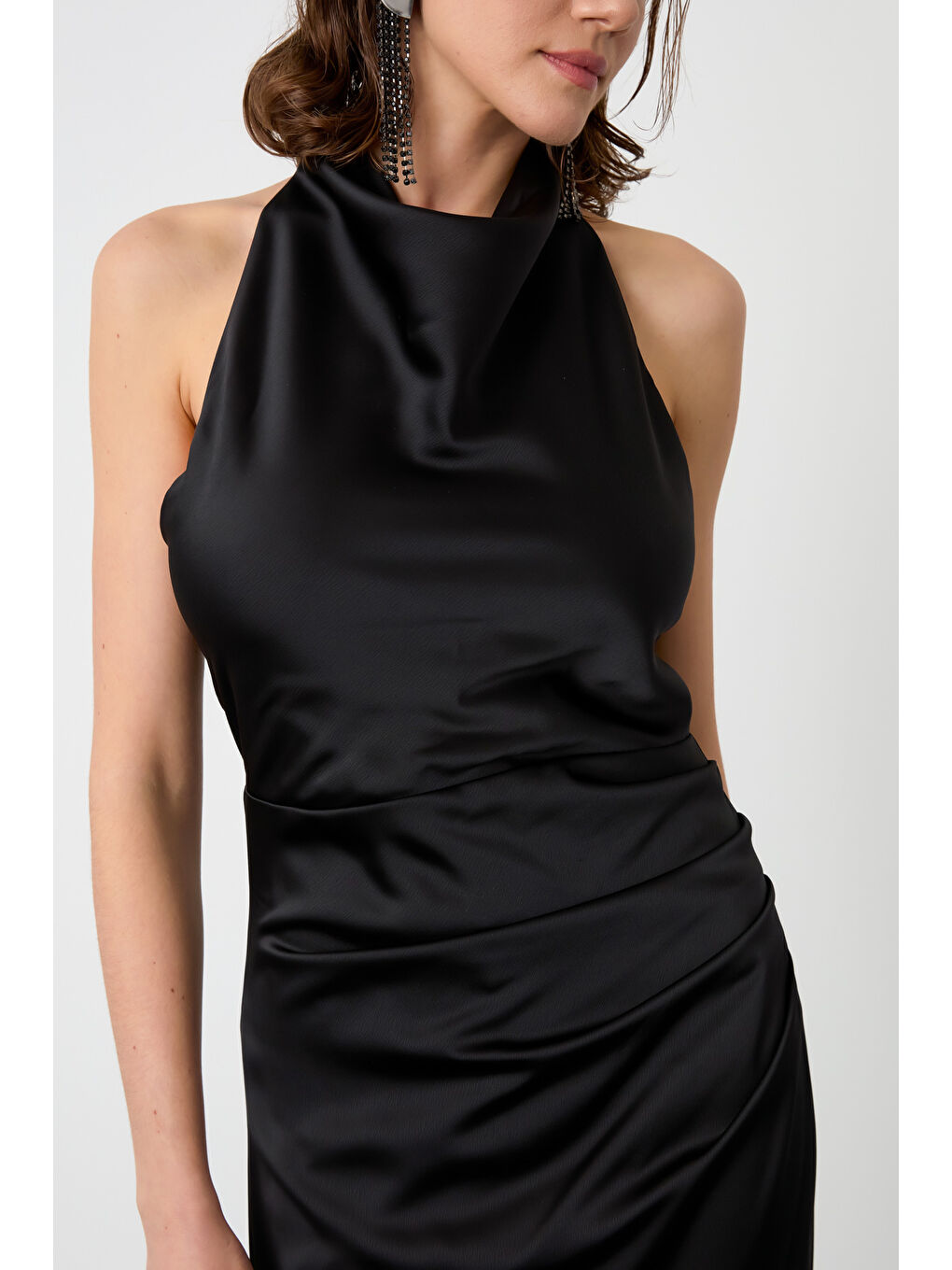 Kadın Siyah Sırt Dekolteli Uzun Saten Abiye Elbise-3