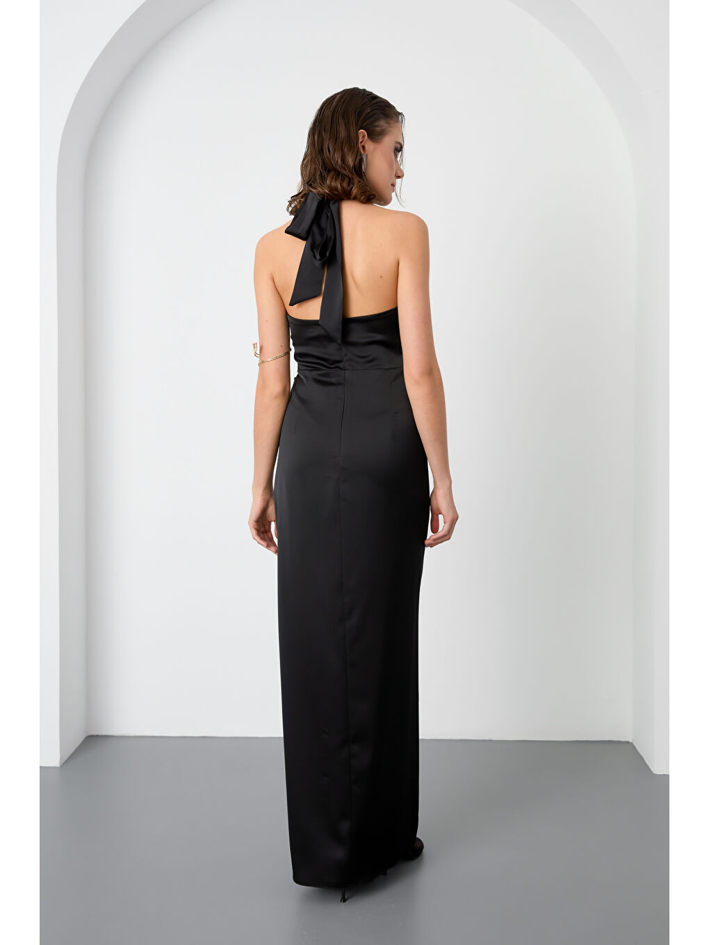 Kadın Siyah Sırt Dekolteli Uzun Saten Abiye Elbise-4