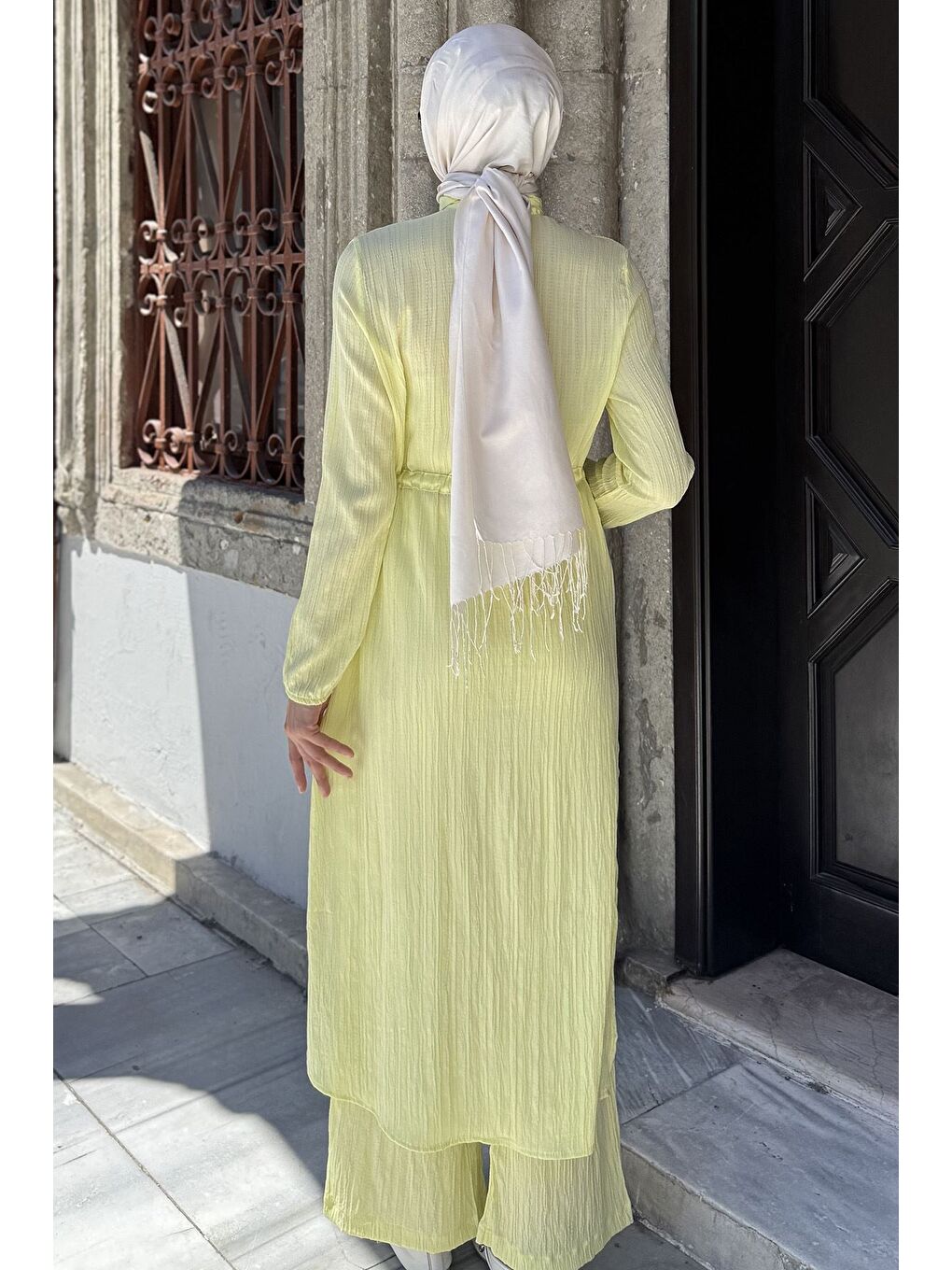 Sarı Kendinden Desenli Bel Bağlama Detaylı Tesettür Tunik Pantolon İkili Takım-4