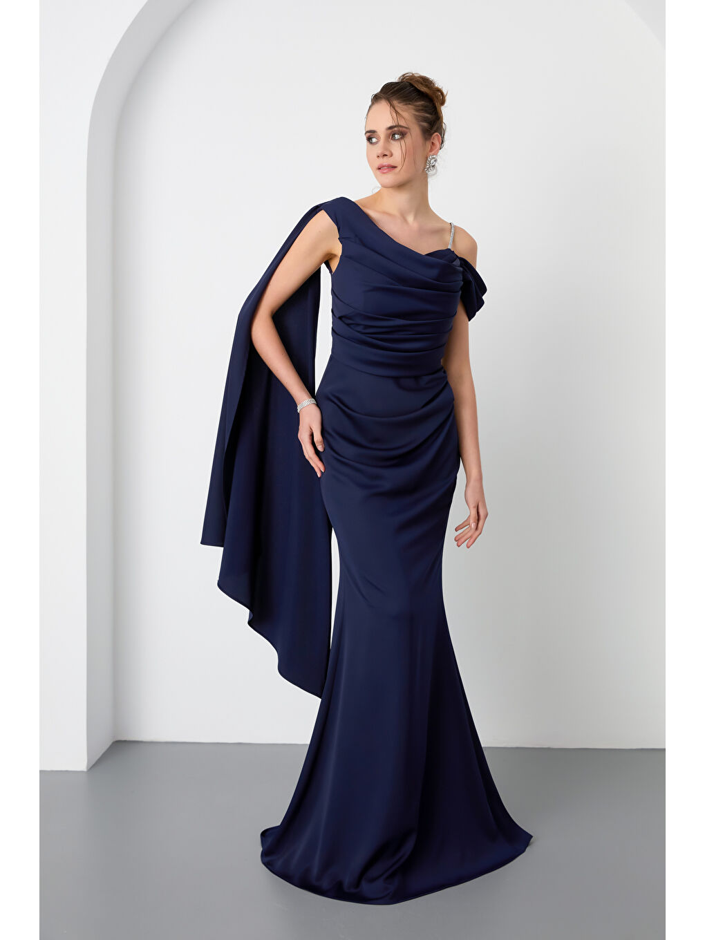 Kadın Lacivert Tek Omuzlu Taş Askılı Uzun Saten Abiye Elbise