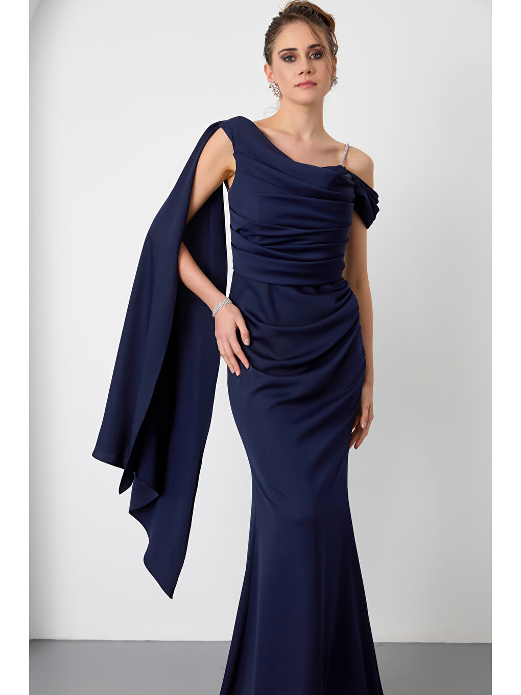 Kadın Lacivert Tek Omuzlu Taş Askılı Uzun Saten Abiye Elbise-1
