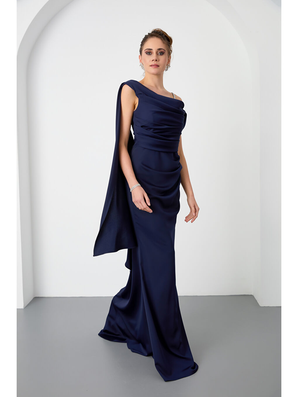 Kadın Lacivert Tek Omuzlu Taş Askılı Uzun Saten Abiye Elbise-2