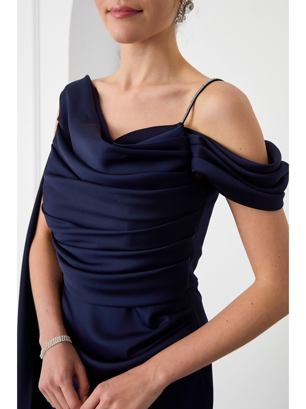 Kadın Lacivert Tek Omuzlu Taş Askılı Uzun Saten Abiye Elbise-3