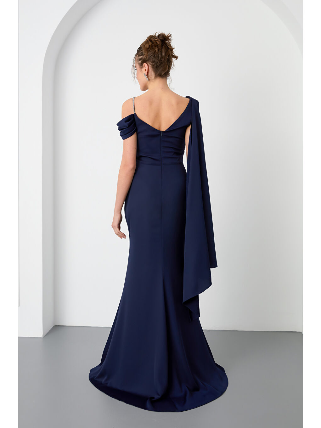 Kadın Lacivert Tek Omuzlu Taş Askılı Uzun Saten Abiye Elbise-4
