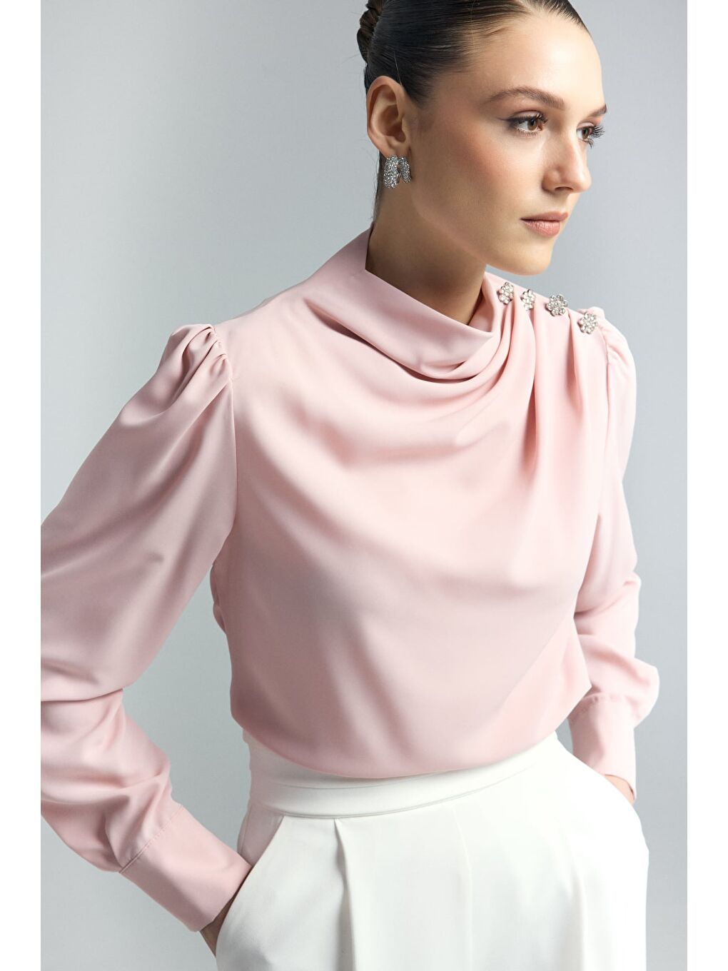 Pembe Düğmeleri Taş Detaylı Bluz - Pudra