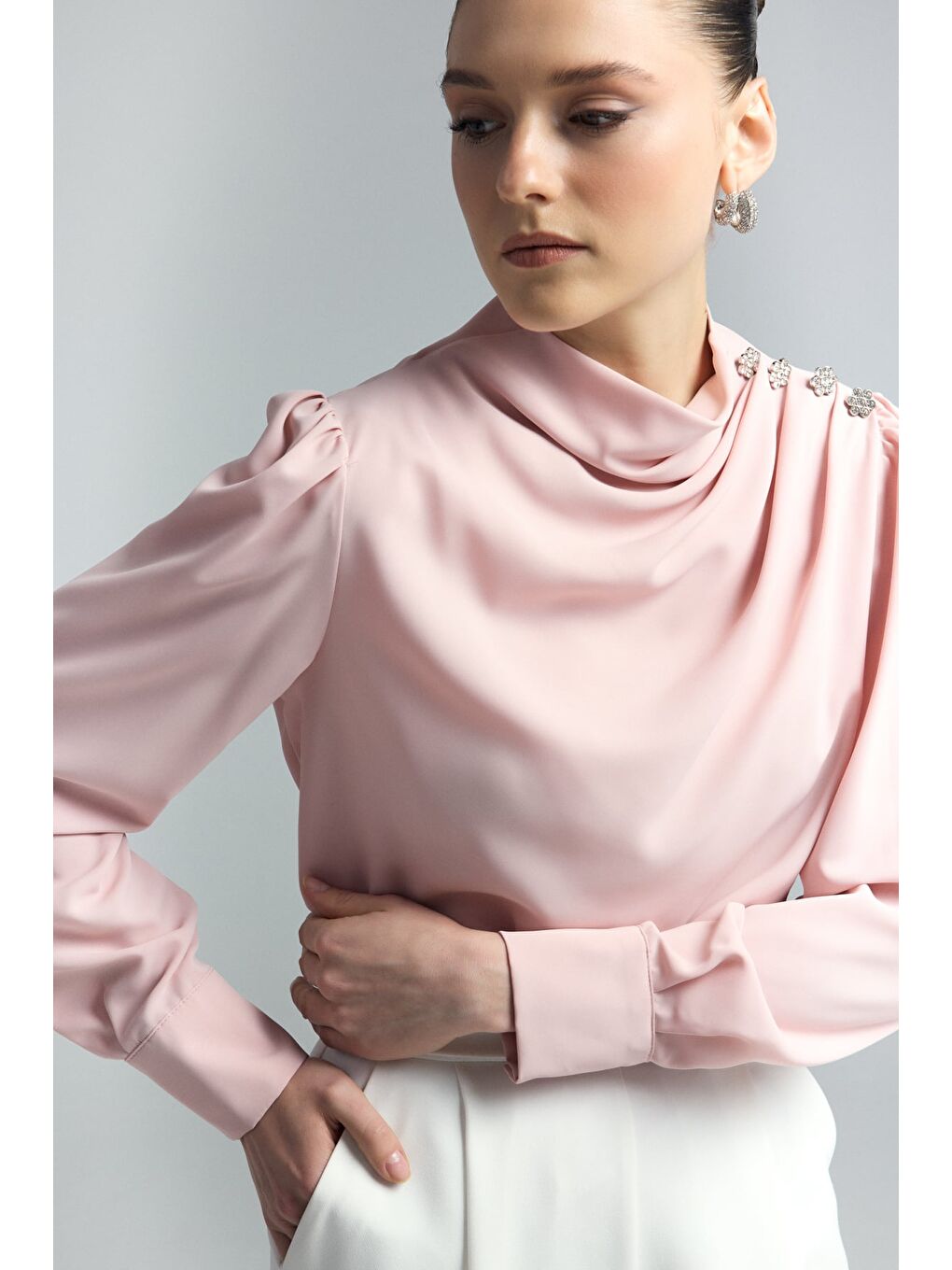 Pembe Düğmeleri Taş Detaylı Bluz - Pudra-1