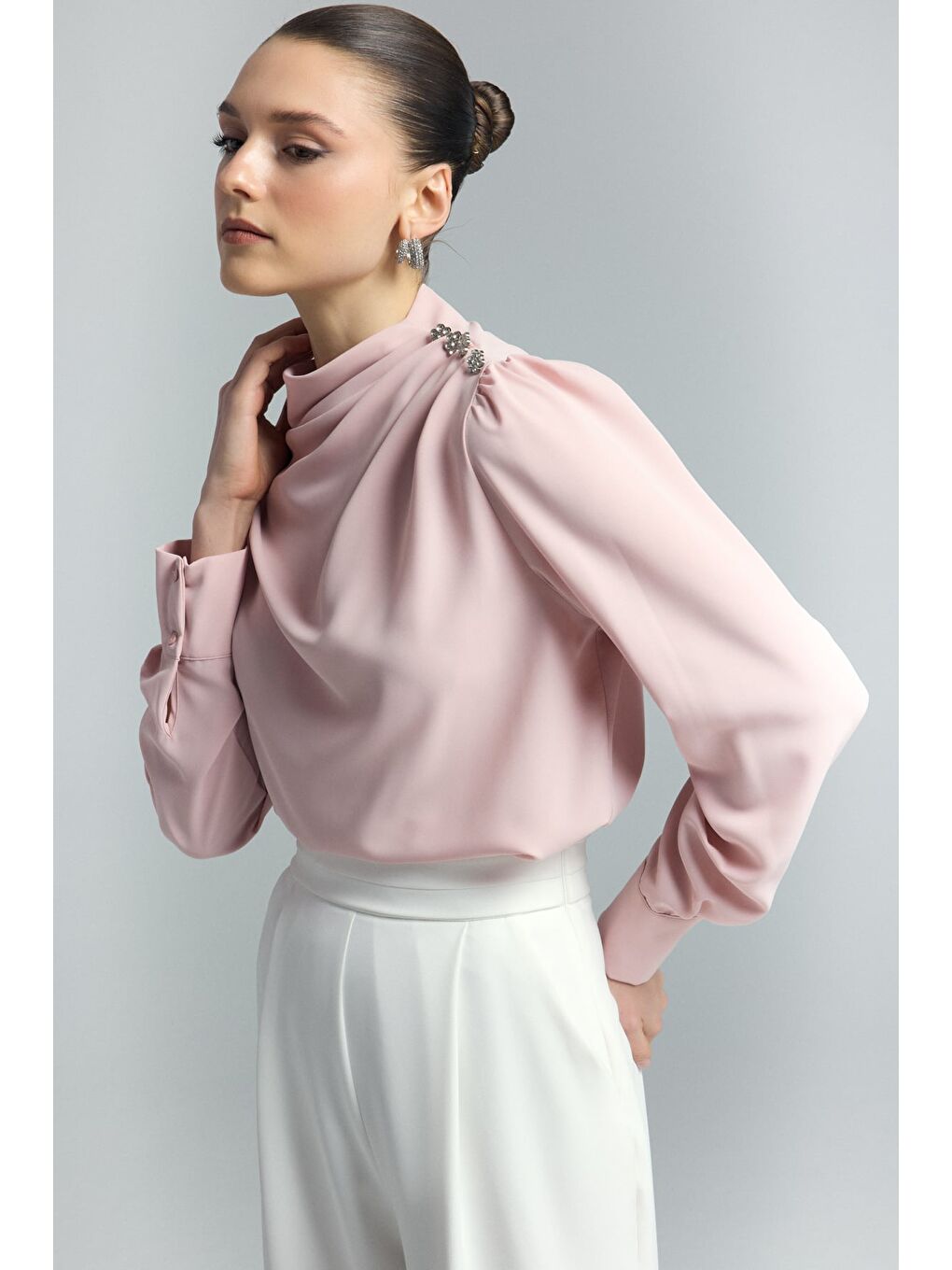 Pembe Düğmeleri Taş Detaylı Bluz - Pudra-3