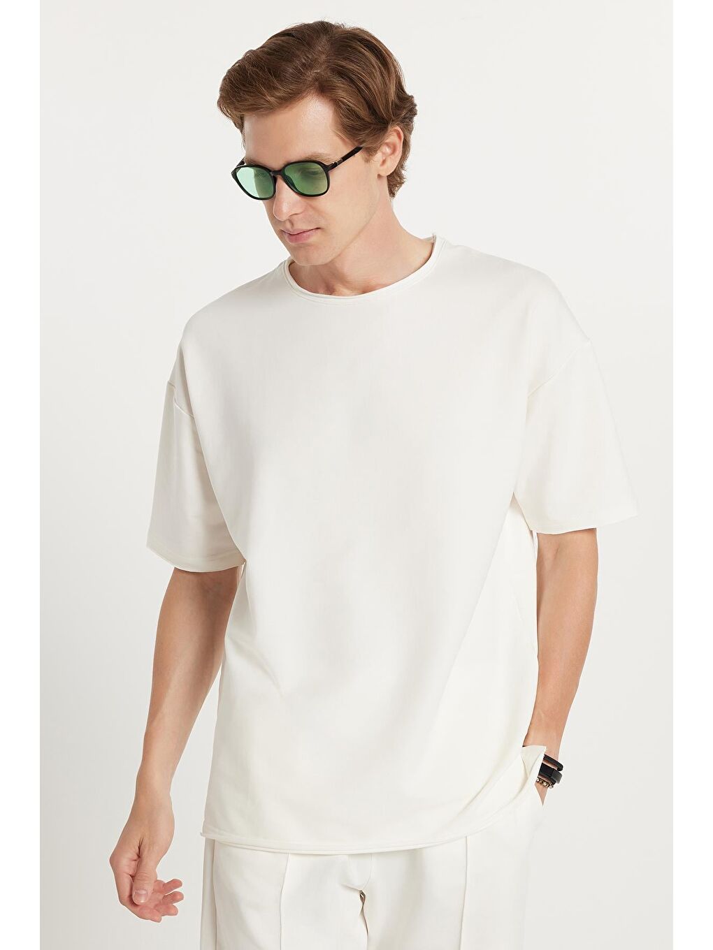 Erkek Oversize Geniş Kesim Bisiklet Yaka Gofre Kumaş Beli Bağcıklı Ekru Şort Takım-5