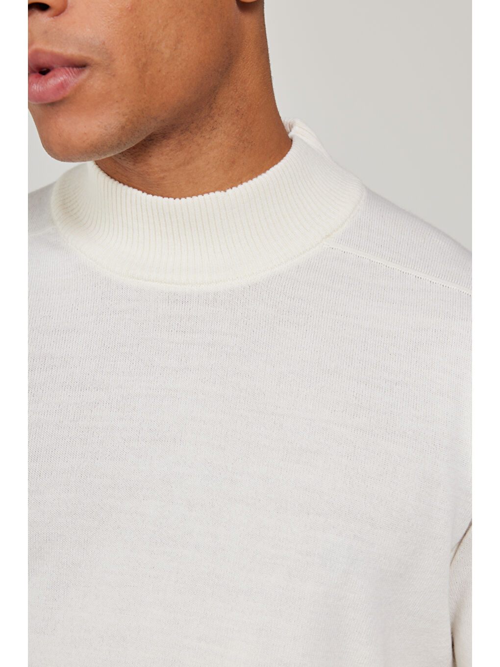 Erkek Ekru Standart Fit Normal Kesim Yarım Balıkçı Yaka Triko Kazak-5