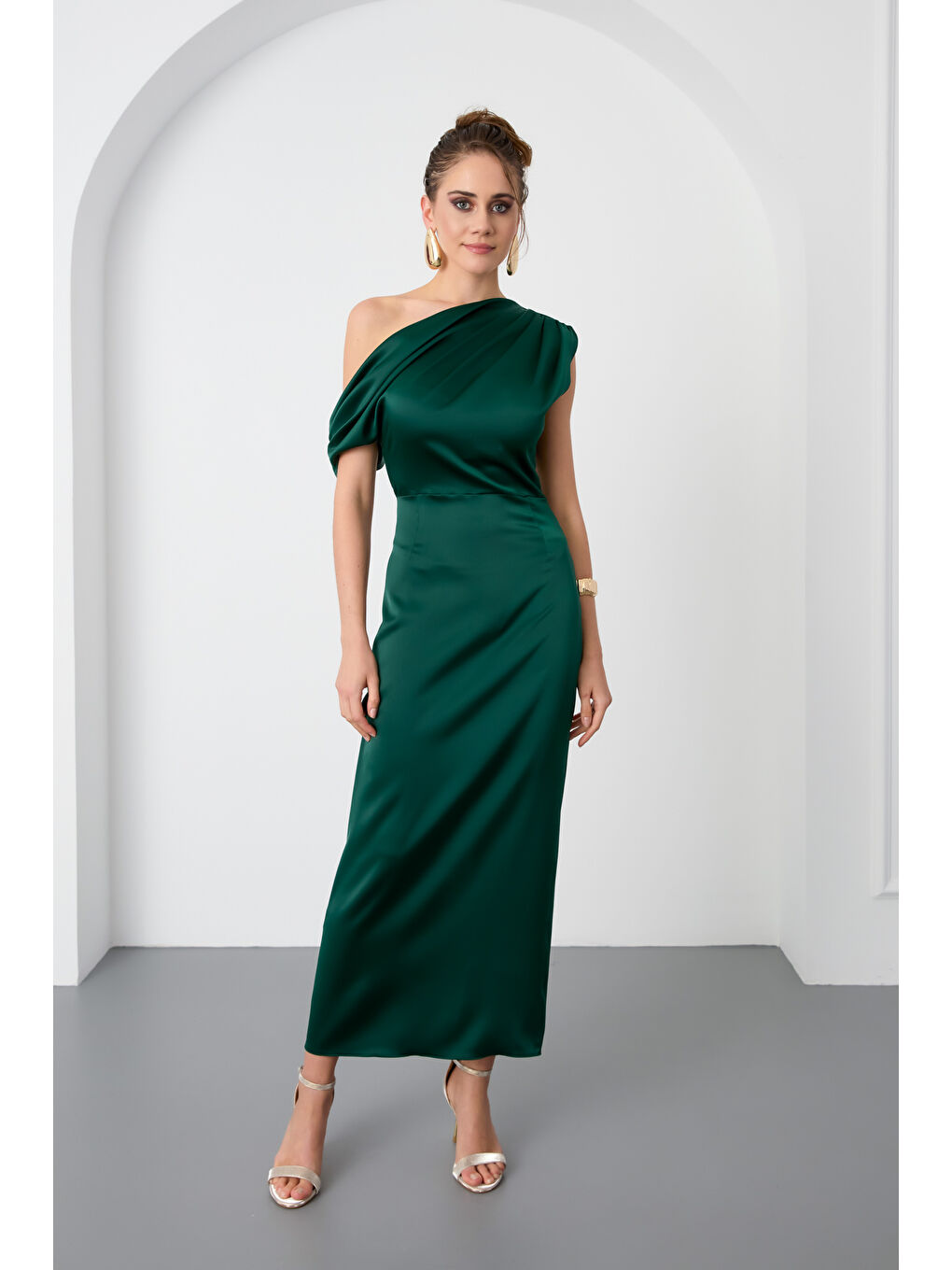 Kadın Zümrüt Yeşili Degaje Yaka Yırtmaçlı Saten Midi Elbise-1