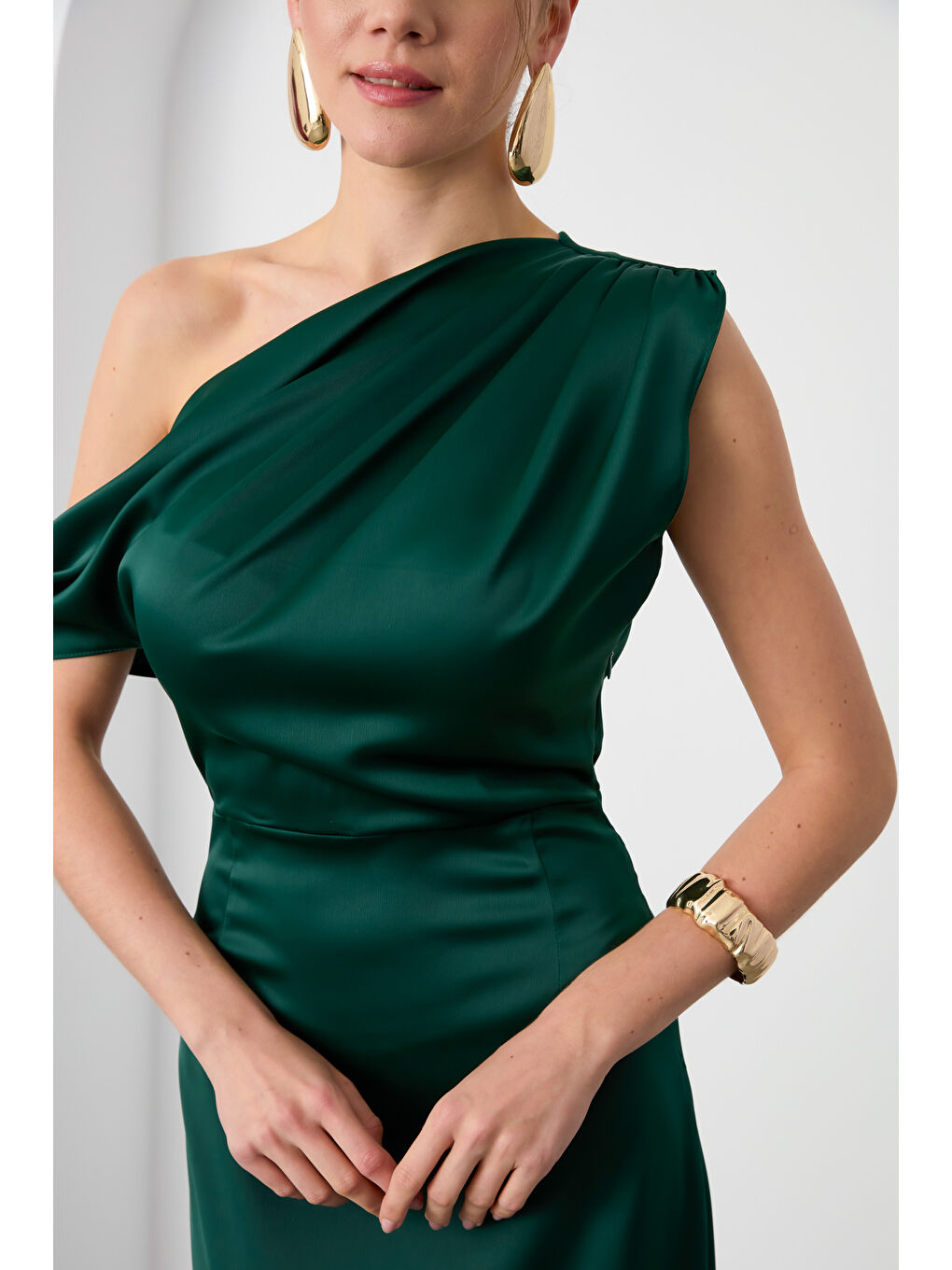 Kadın Zümrüt Yeşili Degaje Yaka Yırtmaçlı Saten Midi Elbise-2