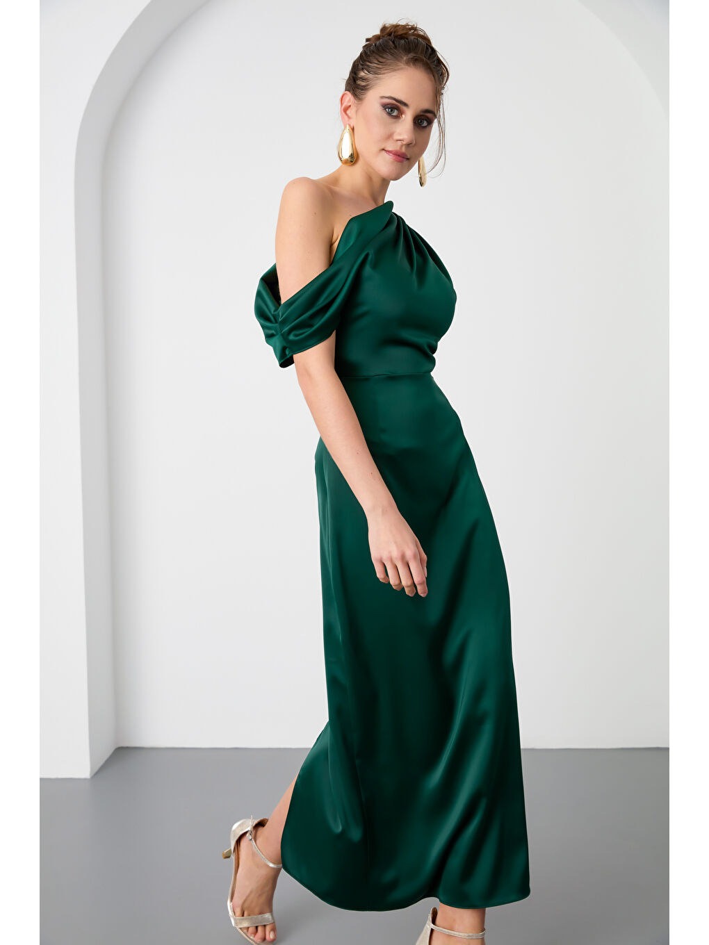 Kadın Zümrüt Yeşili Degaje Yaka Yırtmaçlı Saten Midi Elbise-3