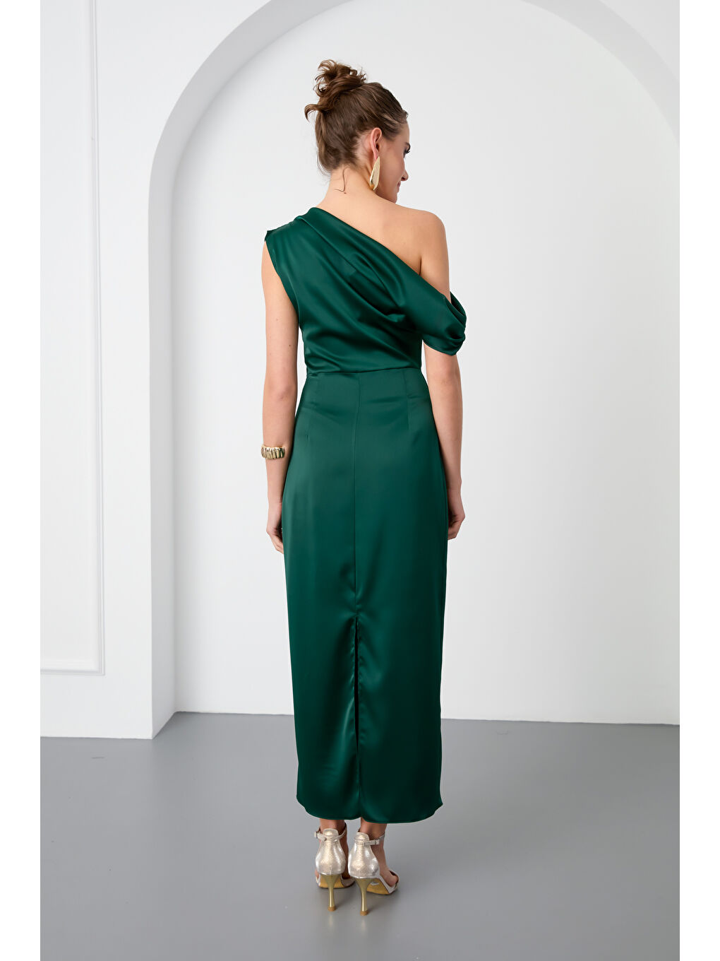 Kadın Zümrüt Yeşili Degaje Yaka Yırtmaçlı Saten Midi Elbise-4