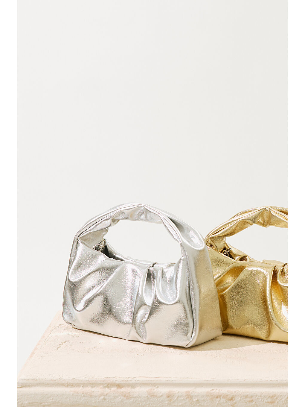 Gri Metal Görünümlü El Çantası Sılver-1