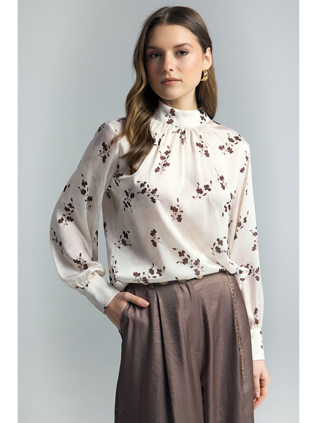 Kahverengi Çiçek Desenli Bluz - Kahve-3