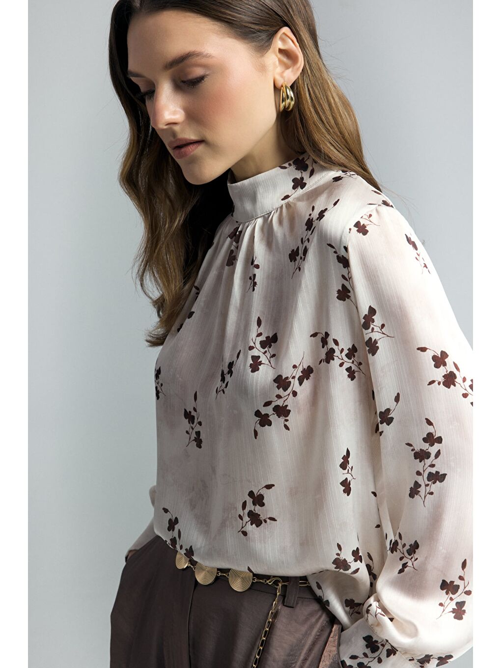 Kahverengi Çiçek Desenli Bluz - Kahve-5