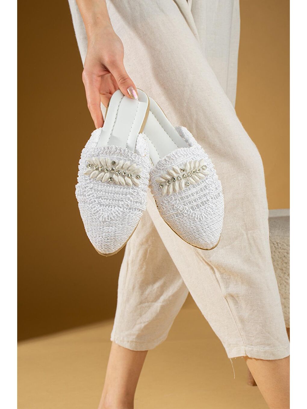 Beyaz Parlak Taşlı Dantel Örme Desenli Rahat Kalıp Kadın Terlik 001-2-24-1