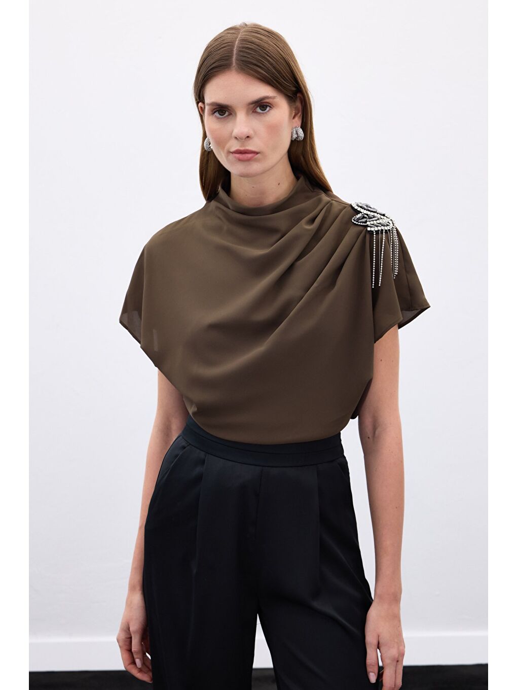 Kahverengi Tek Omuz Aksesuarlı Salaş Bluz - Kahve-2
