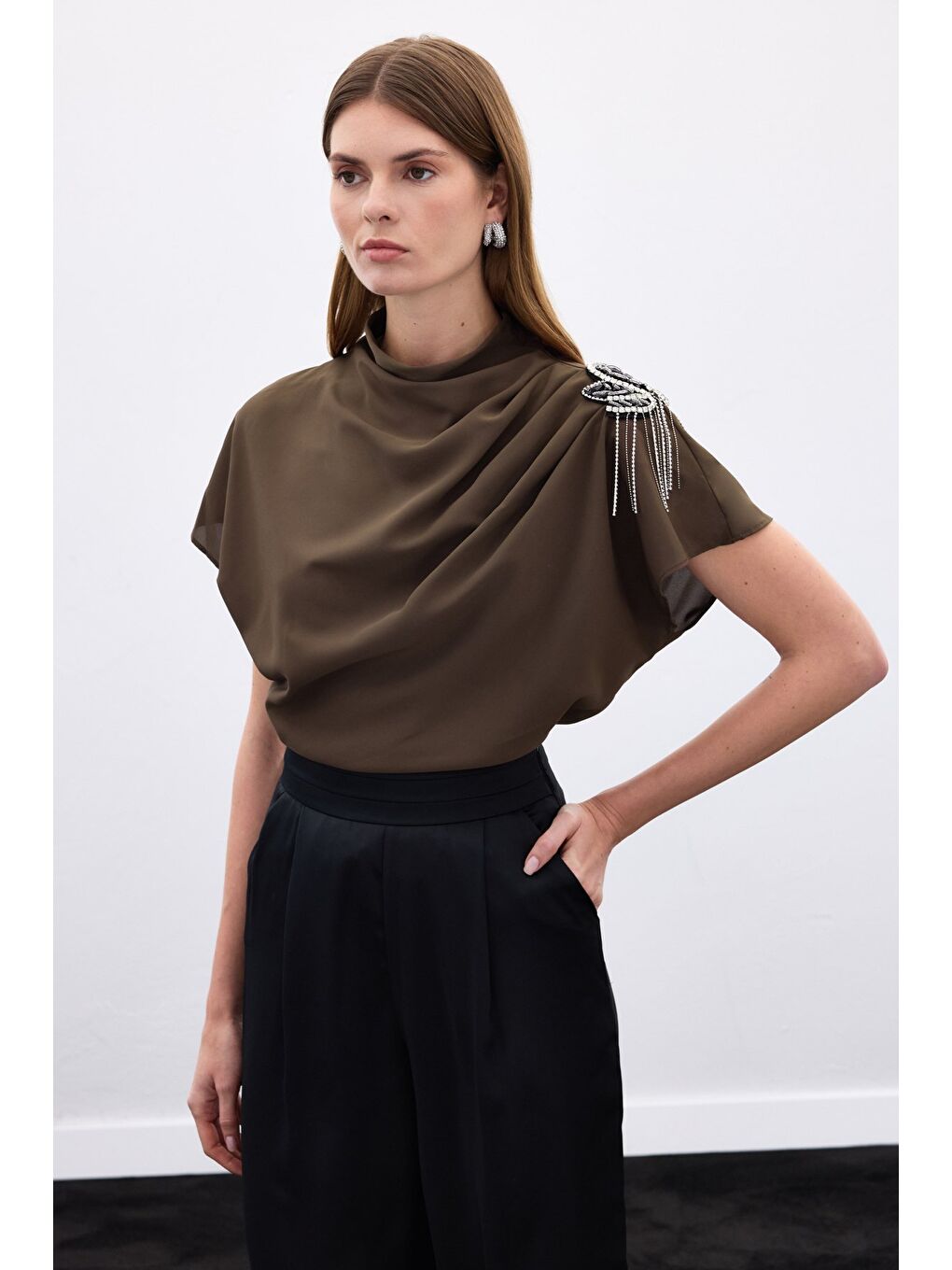 Kahverengi Tek Omuz Aksesuarlı Salaş Bluz - Kahve-4