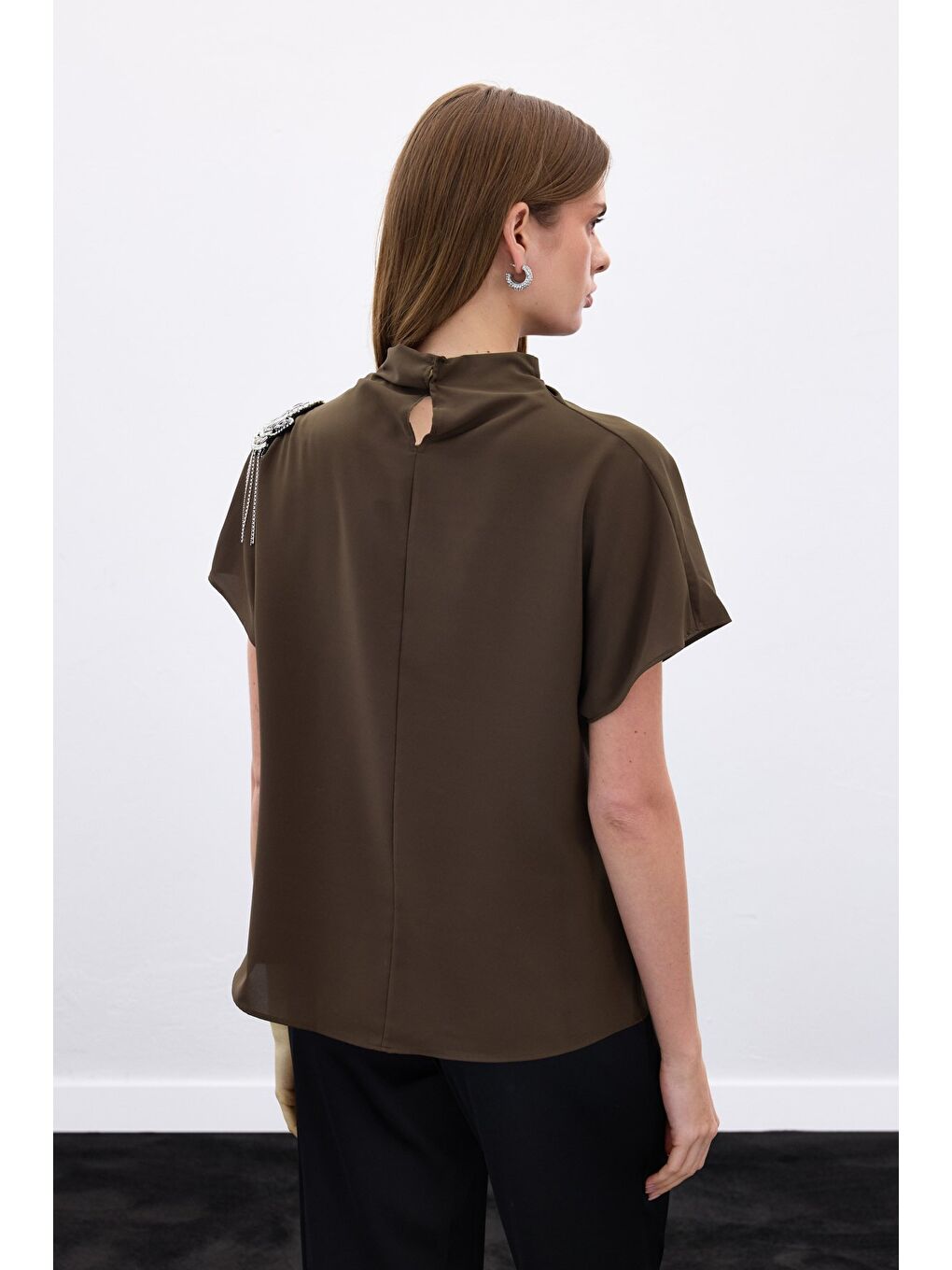 Kahverengi Tek Omuz Aksesuarlı Salaş Bluz - Kahve-6