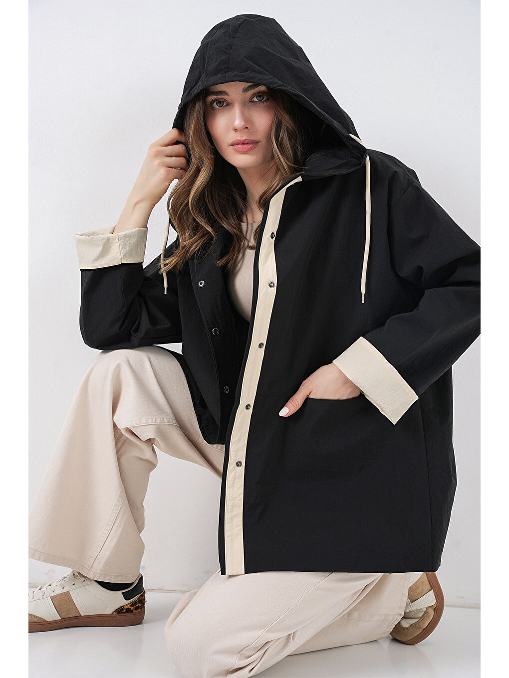 Kadın Teknik Kumaş Kapüşonlu Trençkot 5972 - Siyah-2