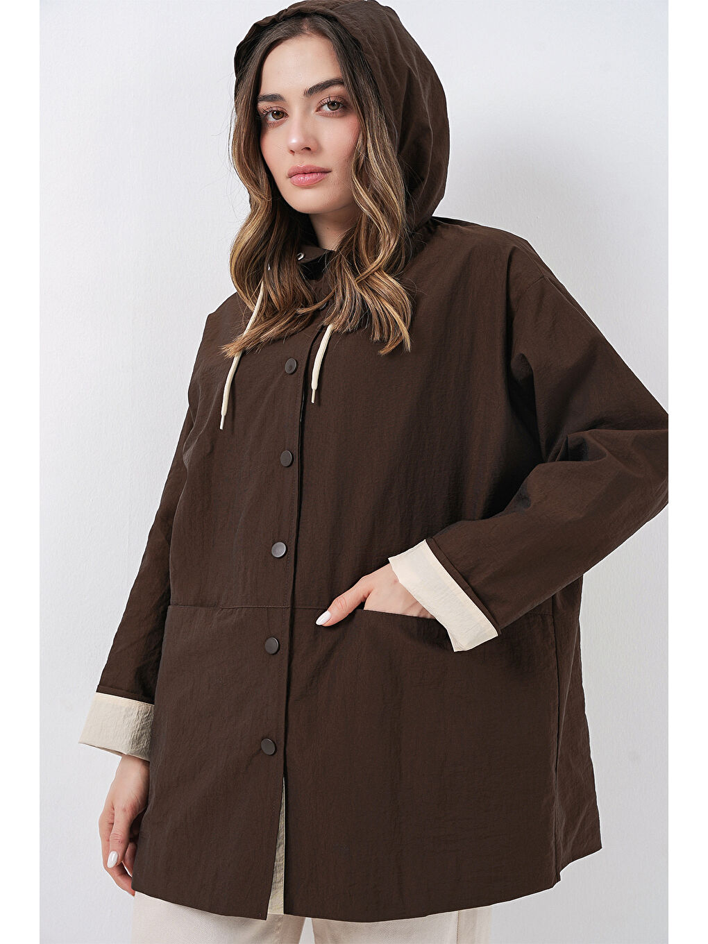 Kadın Teknik Kumaş Kapüşonlu Trençkot 5972 - Kahverengi-4