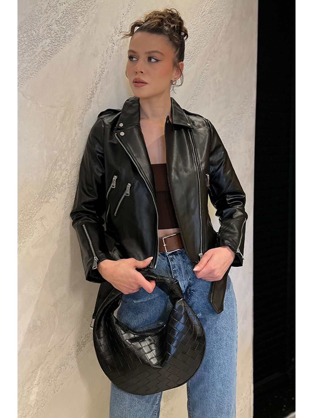 Siyah Kadın Kemer Detaylı Fermuarlı Crop Top Suni Deri Ceket