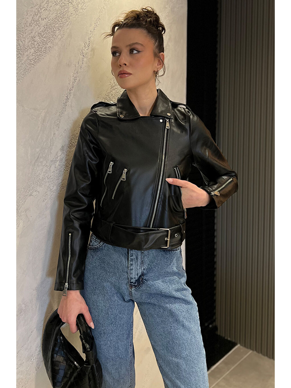 Siyah Kadın Kemer Detaylı Fermuarlı Crop Top Suni Deri Ceket-1