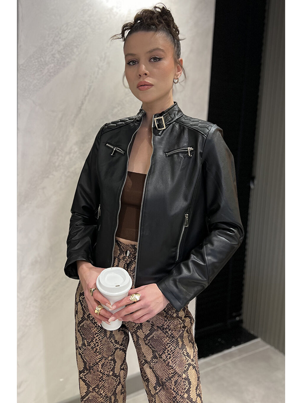 Siyah Kadın Kemer Tokalı Crop Top Suni Deri Ceket