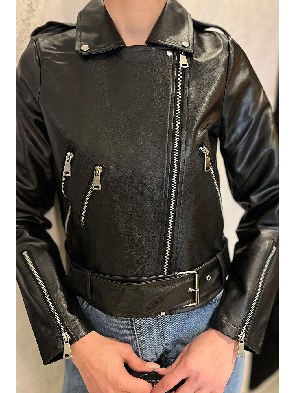 Siyah Kadın Kemer Detaylı Fermuarlı Crop Top Suni Deri Ceket-2