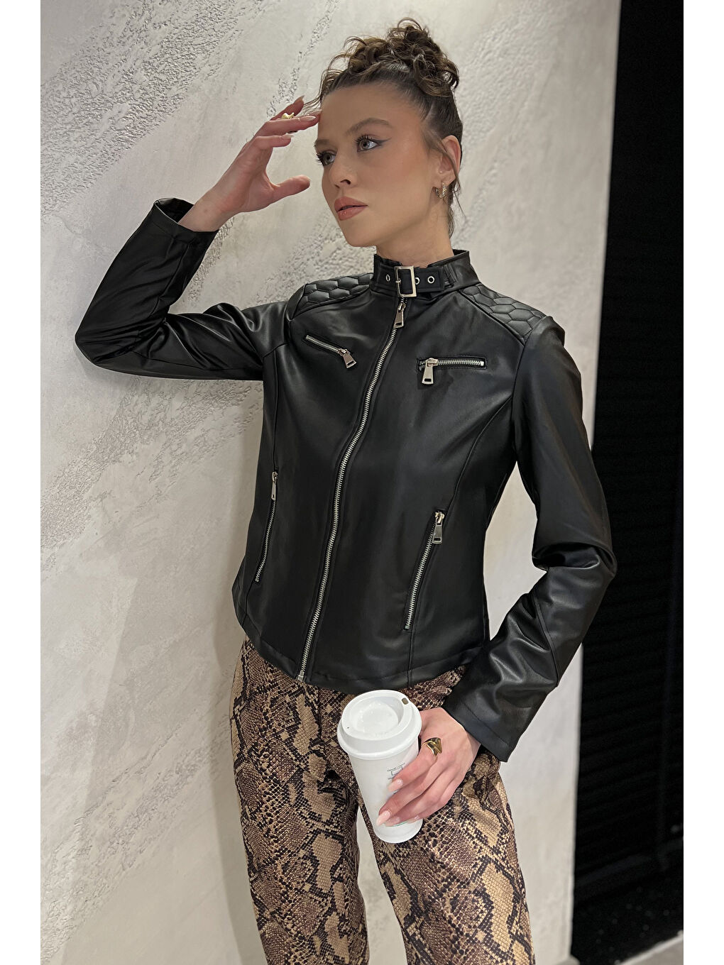 Siyah Kadın Kemer Tokalı Crop Top Suni Deri Ceket-1