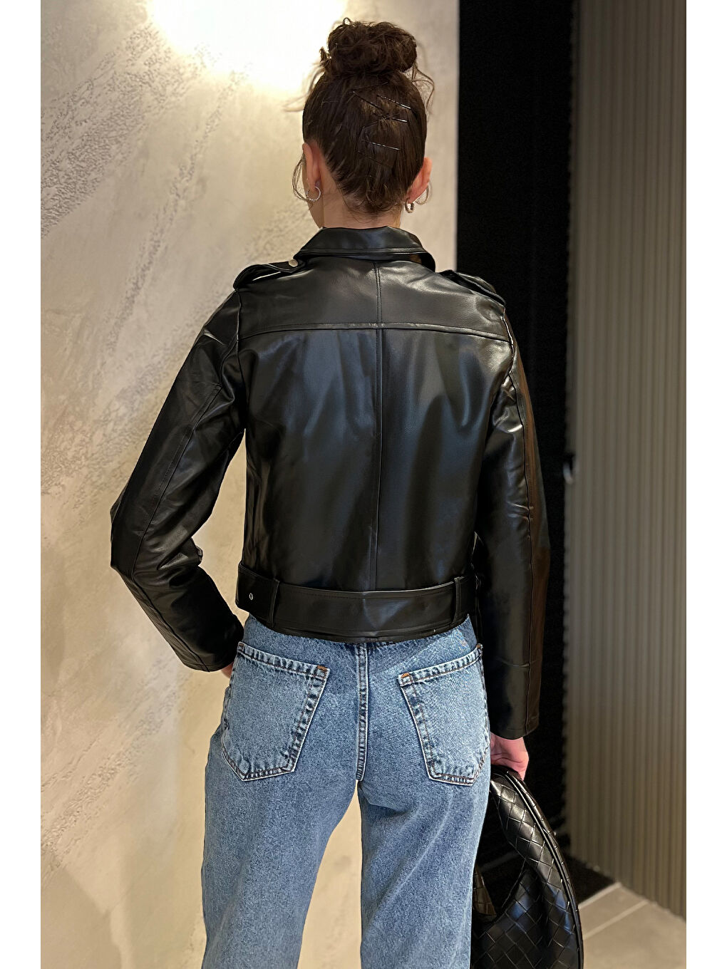 Siyah Kadın Kemer Detaylı Fermuarlı Crop Top Suni Deri Ceket-3