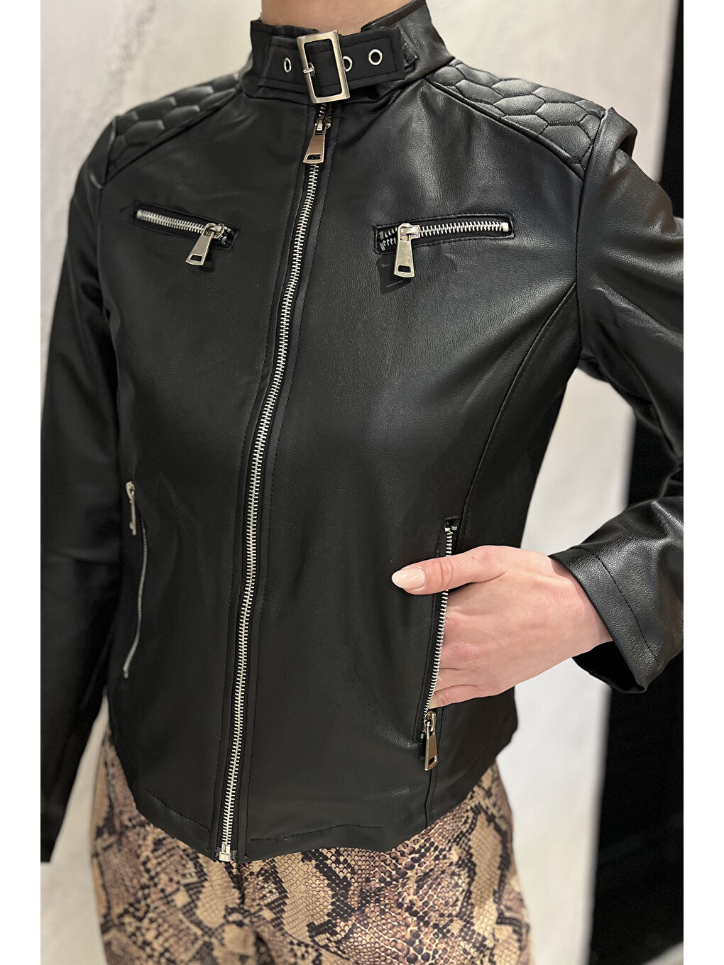 Siyah Kadın Kemer Tokalı Crop Top Suni Deri Ceket-2