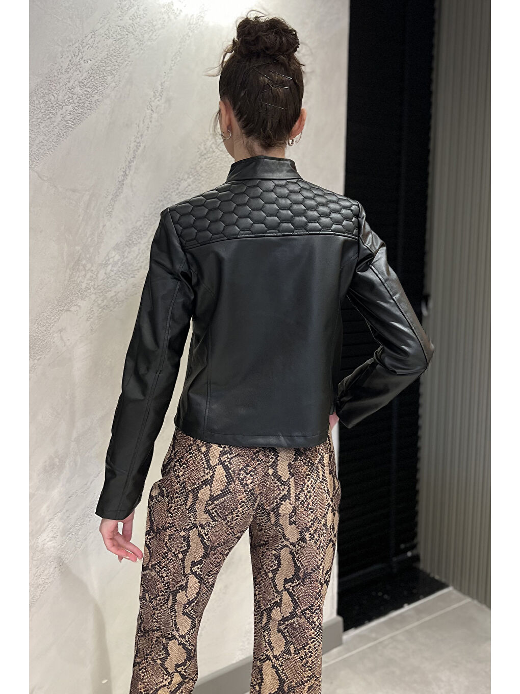 Siyah Kadın Kemer Tokalı Crop Top Suni Deri Ceket-3